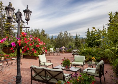 Seating areas in front courtyard at Hidden-Valley-BB-1600px